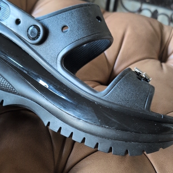 CROCS Sleek Mega Crush Black Platform Sandals - Picture 9 of 9